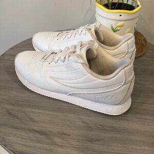 LADIES FILA WHITE RUNNERS